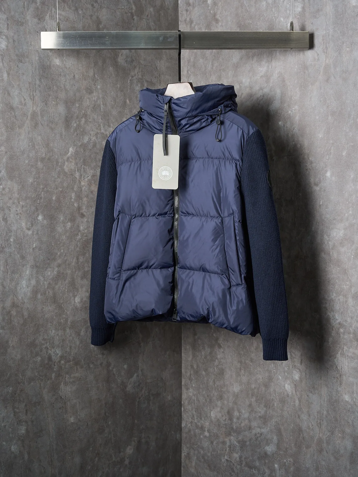￼ [Real auction] CANADA GOOSE/Canada Goose black label woolen sleeve spliced ​​hooded down jacket [In Stock] S M L The fabric is made of high-quality protective nylon fabric, which not only enhances the wear-resistant properties of the surface, but also takes into account wind resistance, ensuring excellent performance in various harsh weather conditions. Three-dimensional quilting process: Precision thread reinforcement to prevent velvet drilling and ensure that the fluffy and rebound properties last as new. 7-needle medium-thick knitted structure: Use thicker yarns to knit woolen fabrics with obvious thickness and weight. The texture is clearly visible, with a rough, retro texture, good skeleton feel, relatively stiff, and can maintain the silhouette of clothing for a long time. It also provides more layers of still air to lock in heat.
